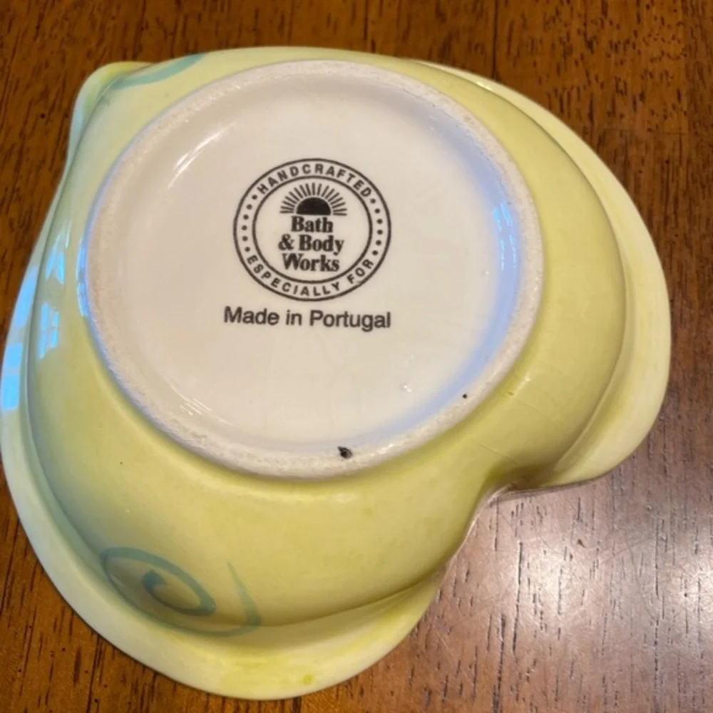 Bath and Bodyworks heart shaped dish. ‎ Vintage
